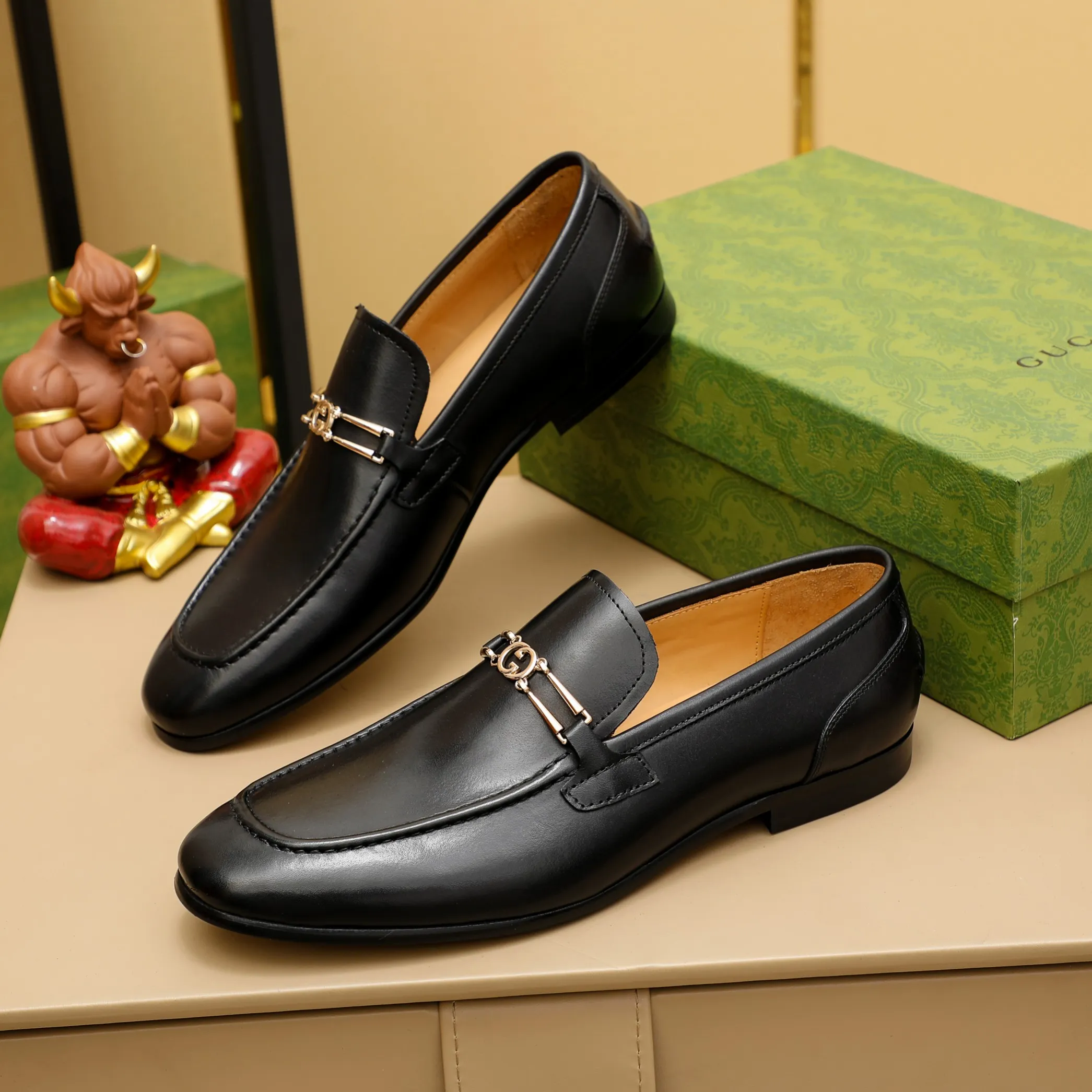 p480 GUCCI 2021 men’s latest casual leather shoes👞! Available at counters simultaneously! A one-to-one replica of the original. All imported top layer calfskin. The interior is made of top-grade cowhide, and the original factory-supplied rubber outsole is used. Leading new fashion concepts. Black, brown, matching sizes: 38-45